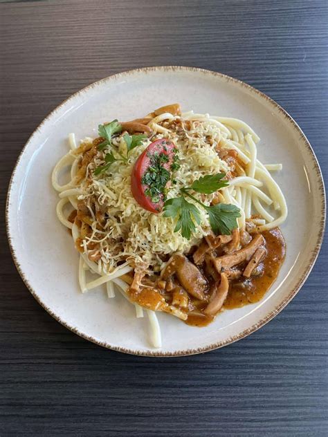 Főtt spagetti szósszal és reszelt sajttal