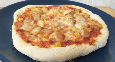 frissen sült csirkés pizza látványos tálalásban