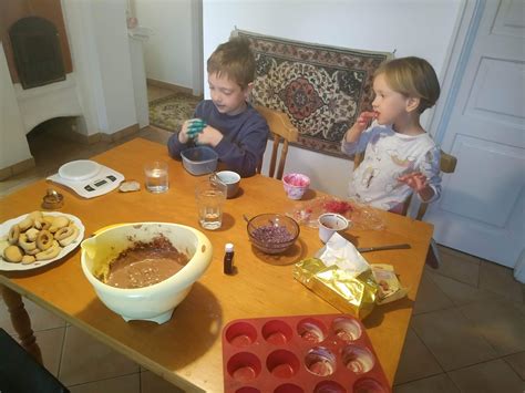 gyerekek a konyhában pogácsát sütnek