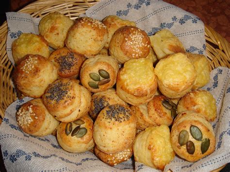 különböző magokkal szórt pogácsák