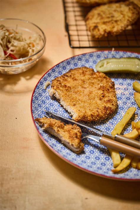 bepanírozott juhtúrós karaj sütés közben