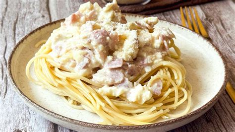 krémes szardellás spagetti tálalása