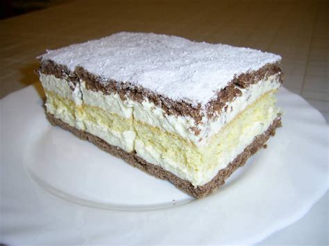 Porcukorral megszórt szelet almás-túrós sütemény