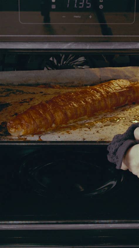 tálalásra kész, szeletelt húsrolád díszítve