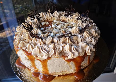 Karamell díszekkel díszített torta