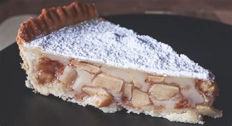 frissen sült, aranybarna almás-túrós pite szelet