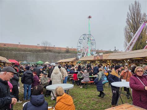 Középkori kézműves vásári hangulat