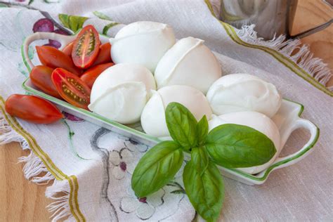 friss, vizes mozzarella golyók tálalva, bazsalikommal és paradicsommal