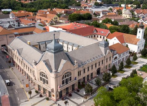 A váci Duna-part hangulata és a helyi éttermek elhelyezkedése