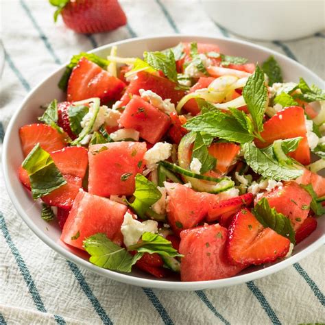 friss görögdinnyés saláta feta sajttal és mentával tálalva
