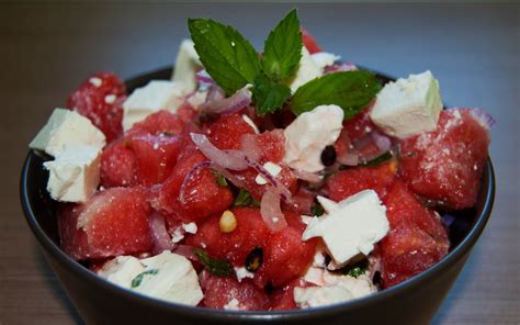 összetevők: feta sajt, görögdinnye kockák, menta és olívaolaj