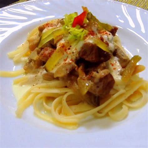 tálalt Stroganoff sertéshús metélt tésztával