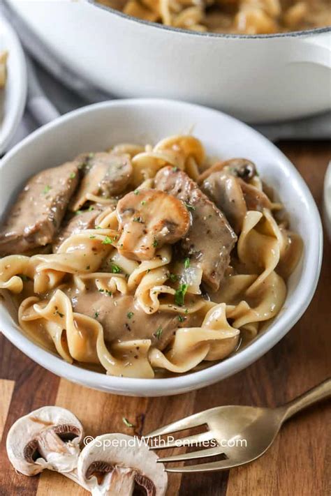 krémesen kavart Stroganoff mártás gombával és uborkával