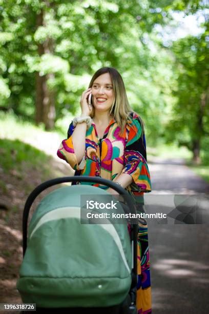 kismama jógázik vagy sétál a parkban