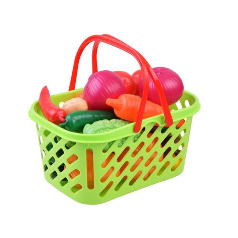 Bevásárlókosár tele zöldségekkel és gyümölcsökkel