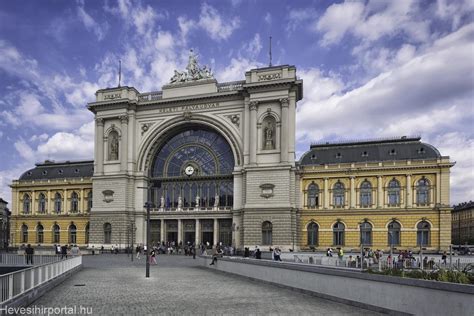 A Keleti Pályaudvar épülete és a környező utcák nyüzsgése
