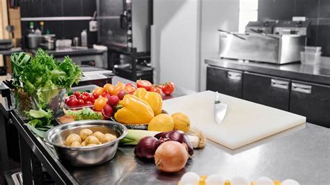 friss, tisztított sertésbőrök konyhai előkészítés közben