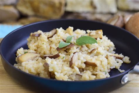Ínycsiklandó shiitake gombás étel tálalása