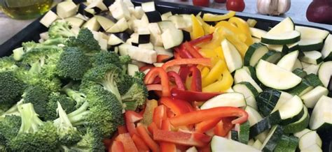 Sütőben sült zöldségek tálalva