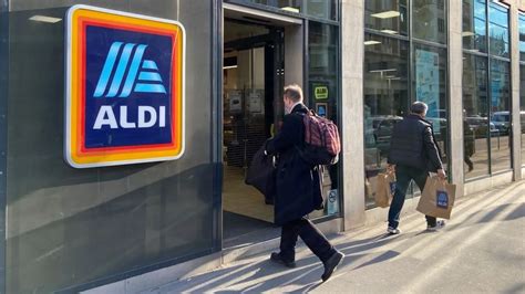 vásárlók egy ALDI üzlet polcai között, ahol konyhai eszközök láthatók