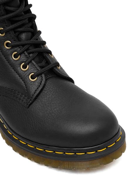 Ikonikus Dr. Martens 1460 bakancs sárga varrással