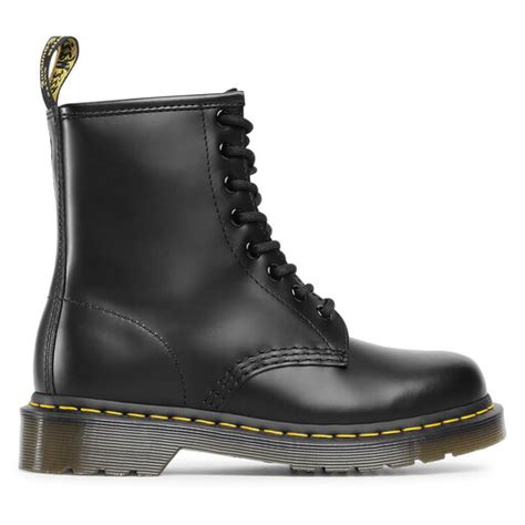 Különböző stílusokban viselt Dr. Martens bakancsok