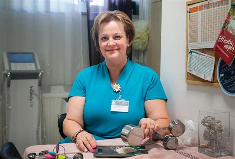 dietetikus szakember vizsgálja az élelmiszerek összetevőit