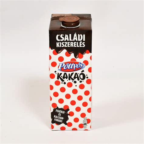 poharas kakaó tej és gőzölgő panini