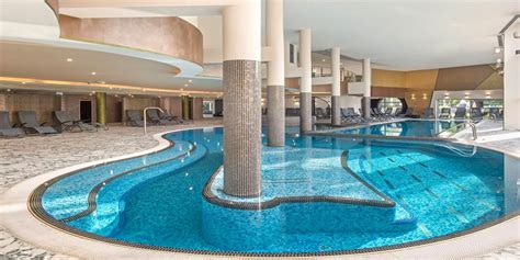 Hotel Azúr épületeinek panorámája a Balaton partján