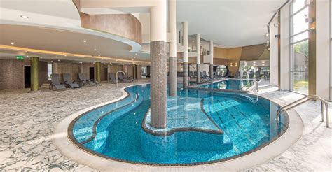 Légifelvétel a Hotel Azúr komplexumáról a Balaton partján, jól látható a park és a medencék