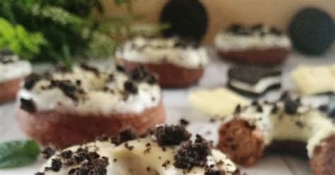Oreo szalagos fánk a tetején Oreo keksz darabokkal