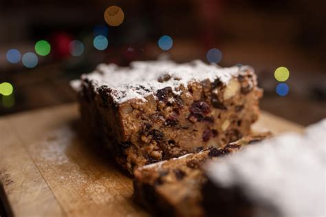 Díszített gyümölcskenyér karácsonyi motívumokkal