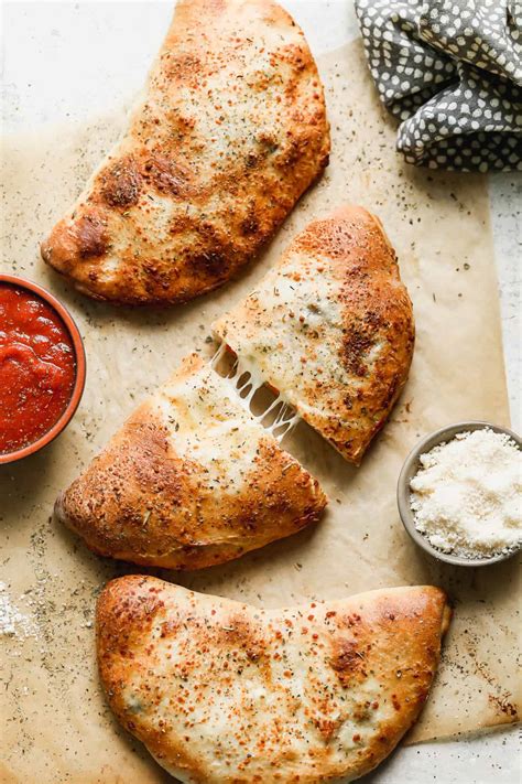 Calzone illusztráció félhold alakban, gőzölögve