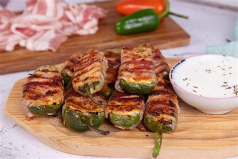 Jalapeño poppers baconbe göngyölve