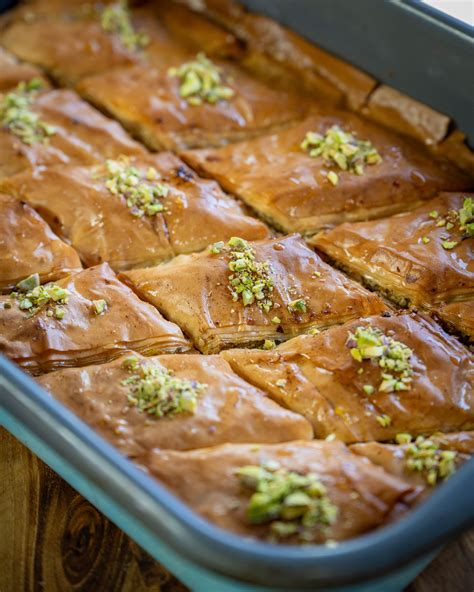 baklava szeletek egy tepsiben