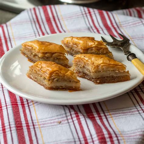 különböző formájú baklava szeletek
