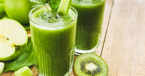 Zöld smoothie pohárban, friss gyümölcsökkel és zöldségekkel