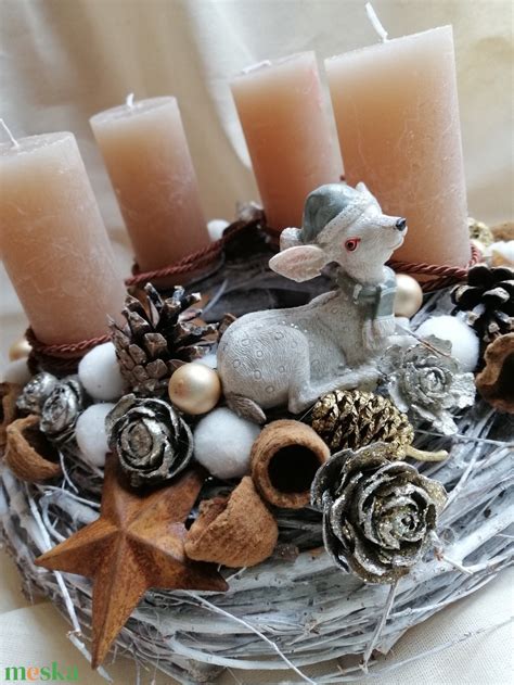 Különböző stílusú adventi asztaldíszek