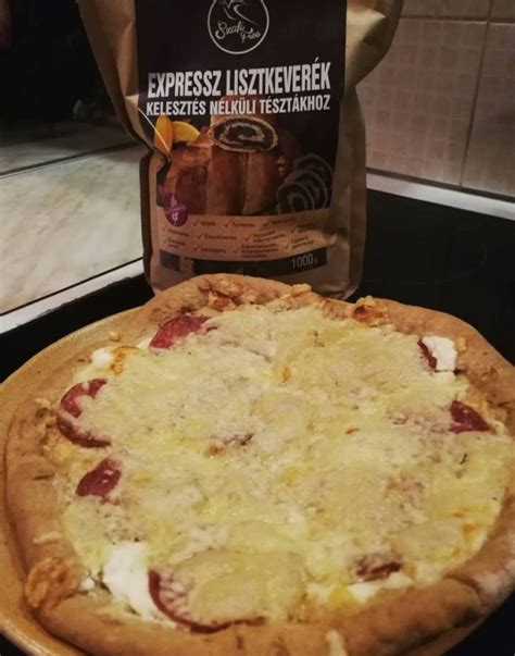 Egy guszta, sajtos szélű Szafi Free pizza közelebbről