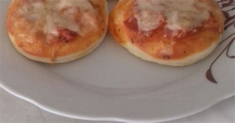 Különböző feltétekkel megrakott mini Szafi Free pizzák