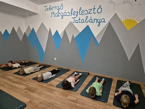 Kisgyerekek mozgásfejlesztő tornán részt véve, vidáman ugrálva