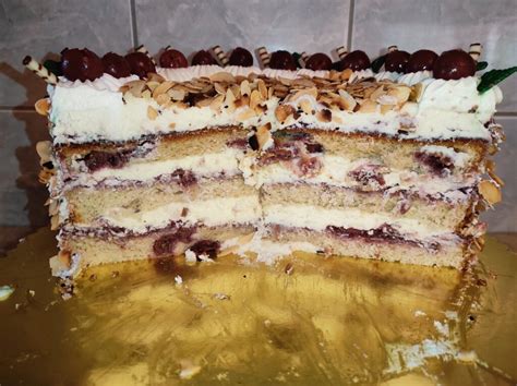 Szeletelt fehércsokis meggytorta