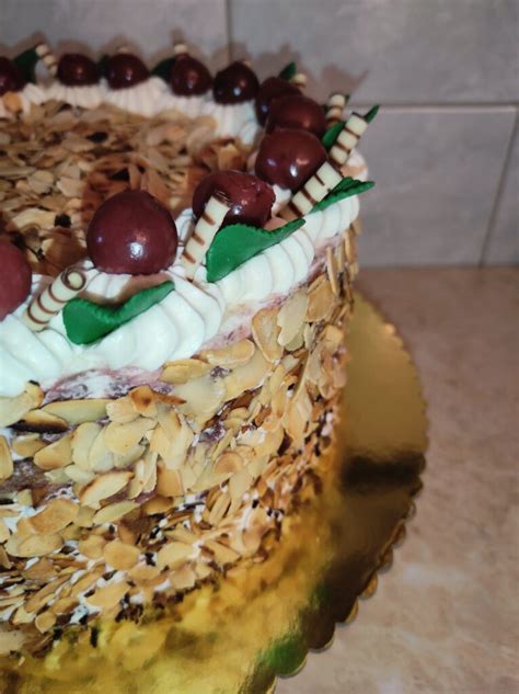 Díszített fehércsokis meggytorta csokilapokkal