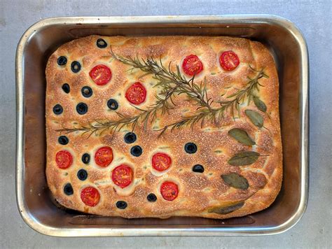 focaccia feltétekkel - paradicsom, olajbogyó, rozmaring