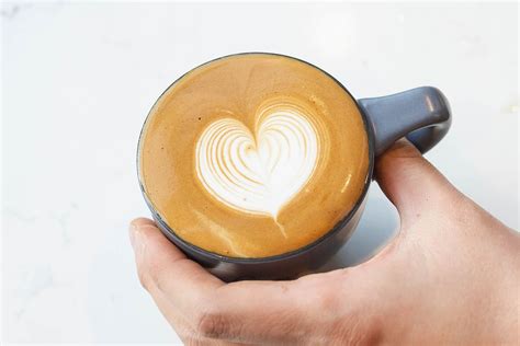 Latte art szíves mintával
