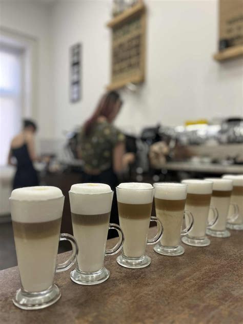 Barista tanfolyamon résztvevők gyakorolnak