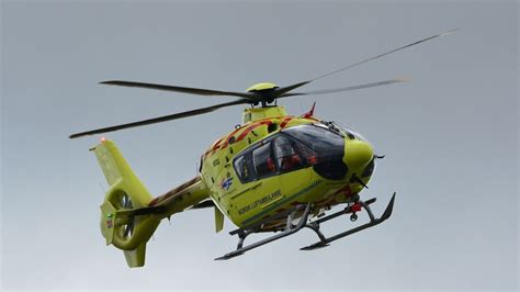 Mentőhelikopter a nagyteveli polgármesteri hivatalnál