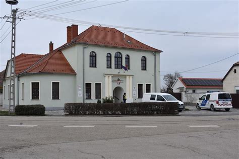Rendőrautók a nagyteveli polgármesteri hivatalnál