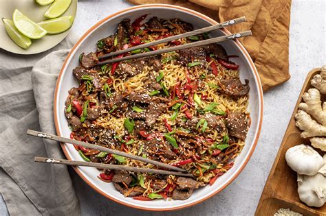 Tányér teriyaki sült tésztával és súlyzóval