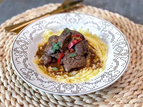 Vörösboros gombás ragu tálalva, petrezselyemmel díszítve